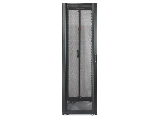 APC AR3100 NetShelter SX 42U 600mm(b) x 1070mm(d) 19 inch IT rack, beh