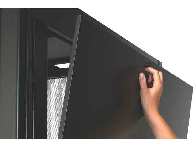 APC AR3100 NetShelter SX 42U 600mm(b) x 1070mm(d) 19 inch IT rack, beh