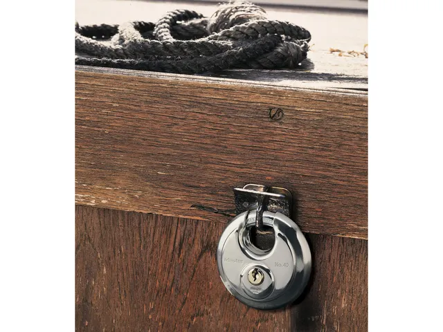 Hangslot MasterLock discus versterkte beugel RVS 70mm