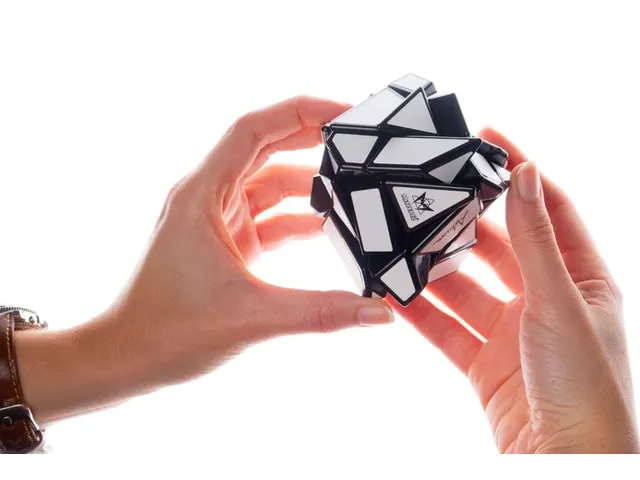Recent Toys Ghost Cube 7+