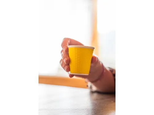 Beker porselein Les Artistes Paris 80ml met siliconen grip Geel