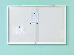 Binnenvitrine Magneethoudend 90x120x6,5cm schuifdeur glas