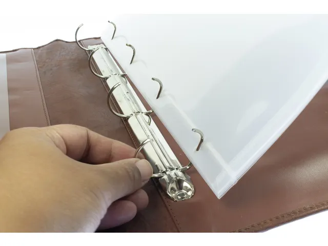 Schrijf/documentenmap Alassio A4. 4 ringsmechaniek Leer cognac. Met sl