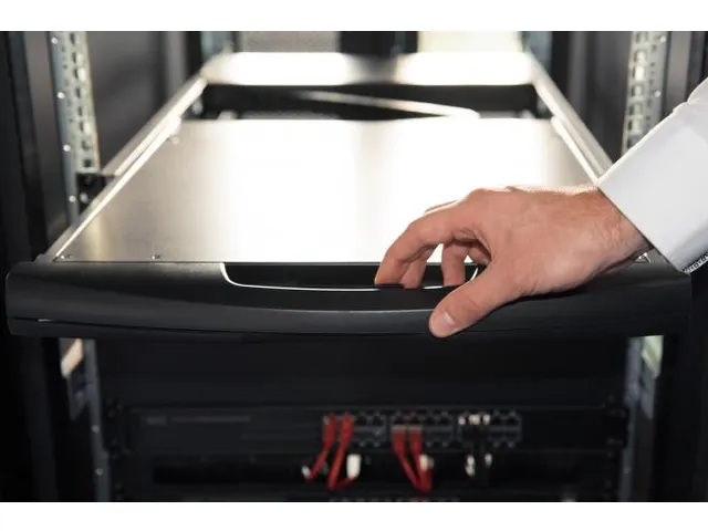 43,2cm (19'') HD TFT-console 16-poorts KVM zwart Zwitsers toetsenbord