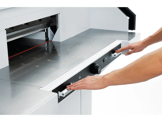 Stapelsnijmachine A3 Ideal 5560 Luchttafel Hydraulisch