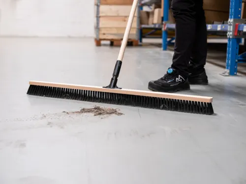 Vikan Classic 31100-S veger blank hout zwarte medium vezel 102cm