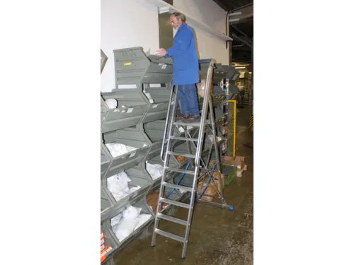 verrijdbare treden-platformladder eenzijdig 8treden stand H 1 9m
