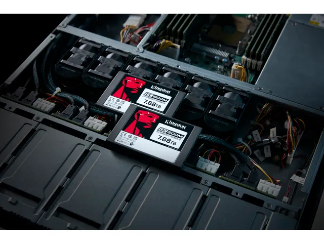 SSD SATA Enterprise DC600M (usage mixte) 2,5” de 7 680 Go