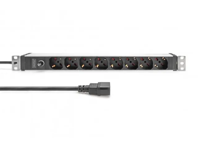 Stekkerdoos met alu profiel +voorzekering 8x Italiaans stopcontact C14