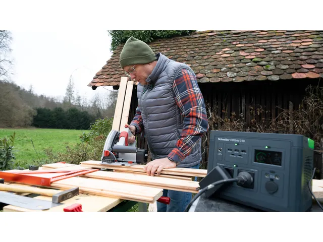 SE OffGrid Portable Power Station 330 - Li-Ion accu, LCD, 2x stopconta