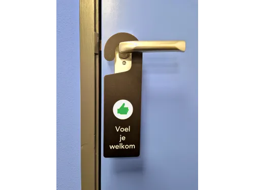 Kunststof deurhanger 250x75mm Voel je welkom - Nu even niet Zwart