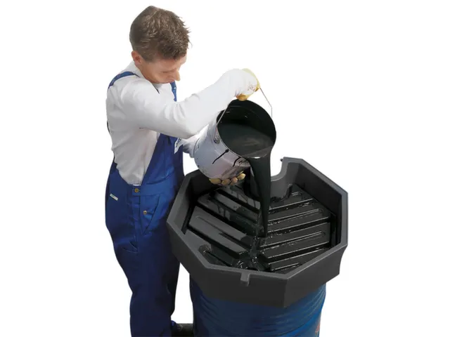 trechter,v. 200l vat,HxØ 190x690mm,m. zeef,uitsparing v. vulstandmete