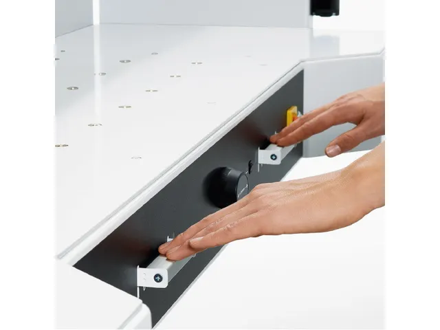 Stapelsnijmachine Ideal 7260 72cm Luchttafel Hydraulisch met onderstel