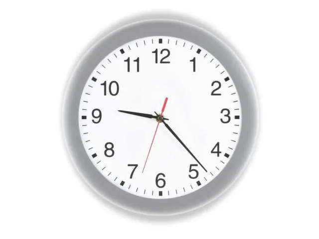 Kwartswandklok Ø 300mm Kunststof Behuizing Zilver