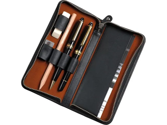 Pennenetui voor 3 stuks zwart leer met ritssluiting 17,5 x 8 x 2,5 cm.