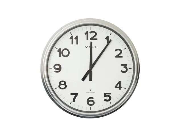 Wandklok MAUL Ride RC Ø61x7.5cm kunststof zilver/wit incl batterij