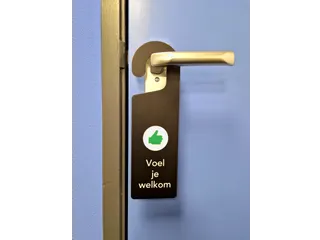 Kunststof deurhanger 250x75mm Voel je welkom - Nu even niet Zwart - 7
