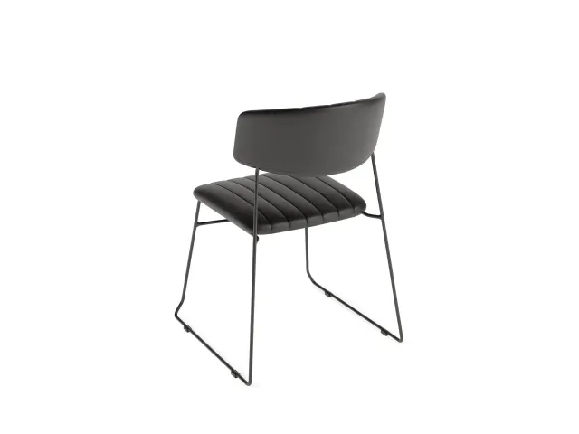 chaise rembourrée Piètem. semelles noir assise similicuir noir