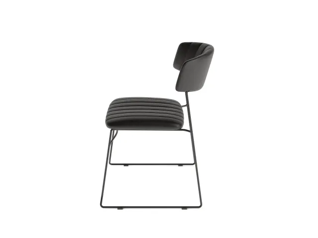 chaise rembourrée Piètem. semelles noir assise similicuir noir