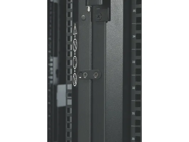 APC AR3100 NetShelter SX 42U 600mm(b) x 1070mm(d) 19 inch IT rack, beh