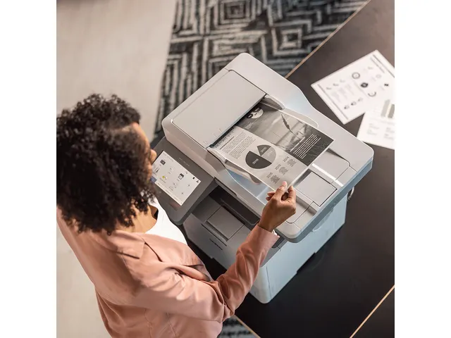 Zakelijke A4 all-in-one zwart-witlaserprinter met een grote papierlade