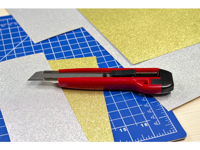 Cutter Westcott Premium 18mm curseur sur glissière rouge