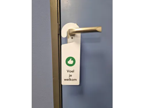 Kunststof deurhanger 250x75mm Voel je welkom - Nu even niet Wit