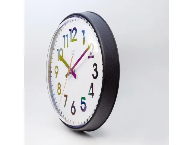 wandklok NXT diam. 26cm kunststof zwart, witte wijzerplaat cijfers