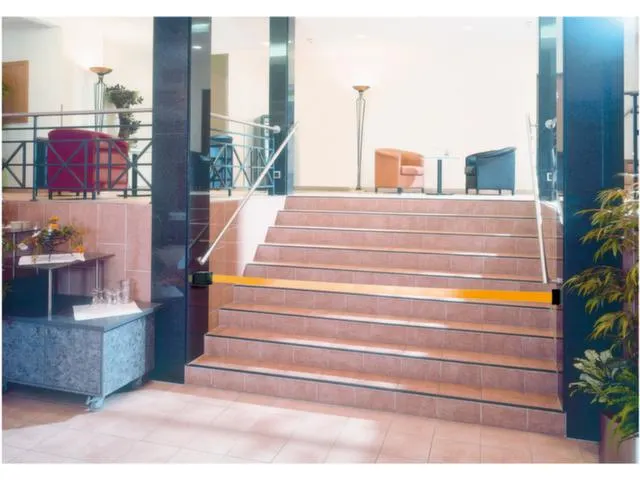 afbakeningssysteem behuizing chroom met riem L 2.3m bandkleur oranje