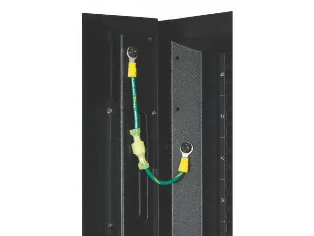 APC AR3100 NetShelter SX 42U 600mm(b) x 1070mm(d) 19 inch IT rack, beh