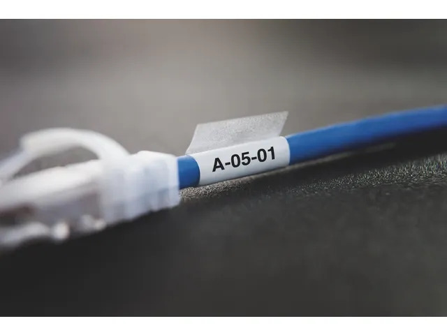 Labeltape Dymo XTL kabelwikkel 21mm zwart op wit