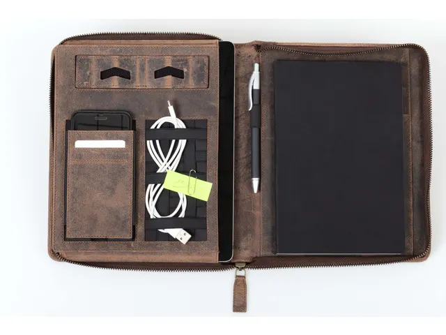 Conferentiemap Pride and Soul A5 CHARON. Bruin leer.