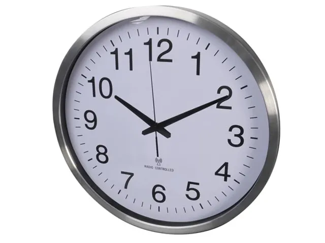 Aluminium Wandklok Ø50cm Radio controlled cijferaanduiding Zilver