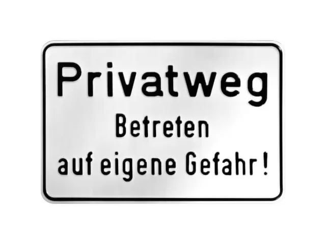 aanwijzingsbord,Eigen weg - Betreden op eigen risico!