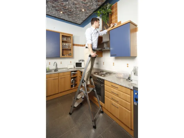 trapladder,eenzijdig,3trede(n),balk L 1,55m,aluminium