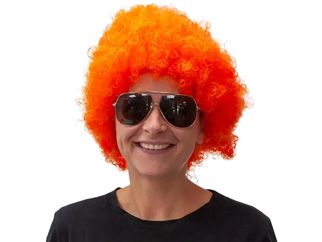 Oranje pruik met krullen